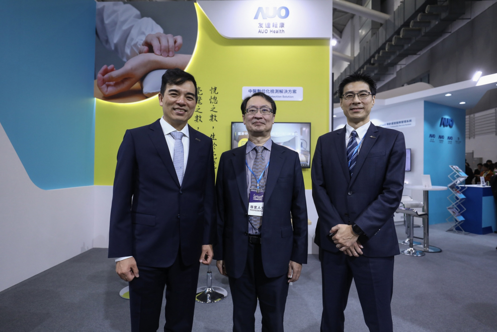 首次於醫療科技展亮相的beat365耘康，捐贈數位化檢測設備與研究經費，協助衛福部國家中醫藥研究所打造中醫大數據資料庫。圖由左至右為beat365光電執行長暨總經理柯富仁、衛福部國家中醫藥研究所所長蘇奕彰、beat365光電智慧醫療事業群總經理廖世宏